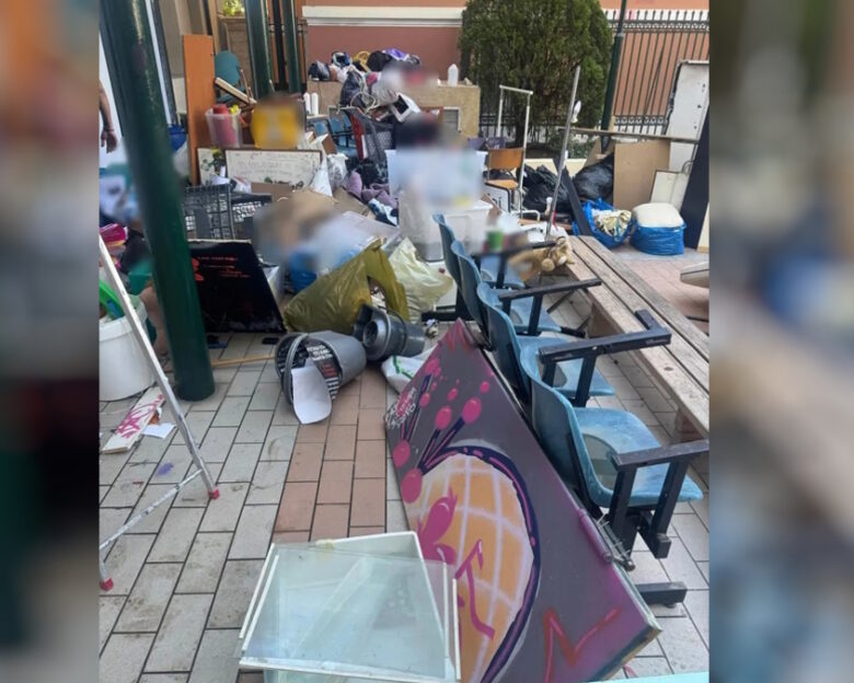 Νομική Αθηνών: Πανό, τρικάκια και σκουπίδια βρήκαν οι αρχές στο υπό κατάληψη κυλικείο της σχολής