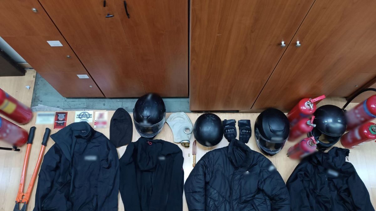 Κράνη, μπουφάν, μαχαίρια και γάντια που φορούσαν οι συλληφθέντες στην επίθεση στη Νομική