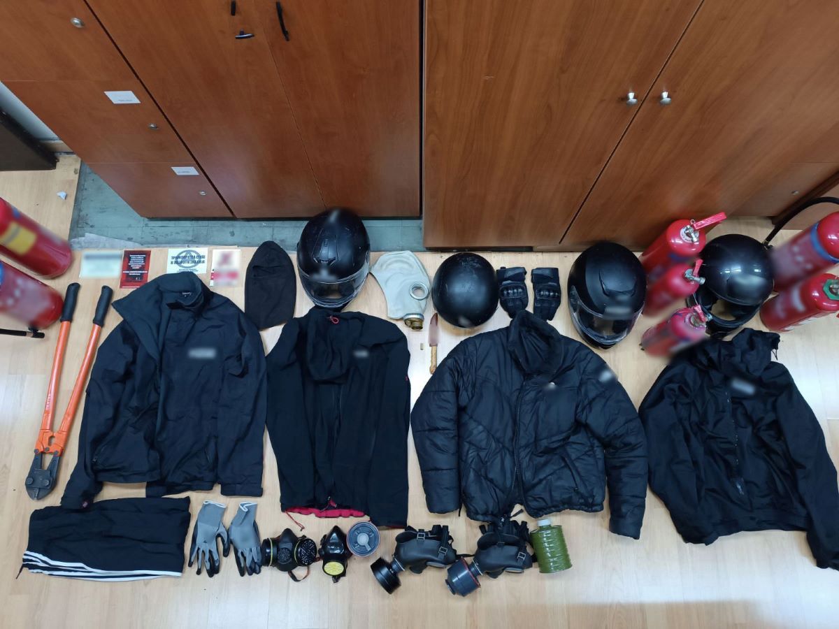 Κράνη, μπουφάν, μαχαίρια και γάντια που φορούσαν οι συλληφθέντες στην επίθεση στη Νομική