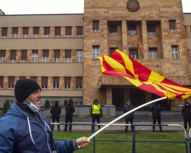 Βόρεια Μακεδονία: Παραιτήθηκε από υπουργός Υγείας ο Άρμπεν Ταραβάρι μετά την αποχώρηση του κόμματός του από την κυβέρνηση Μίτσκοσκι