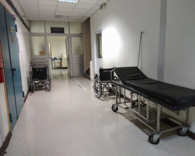 Ρόδος: Πατέρας και γιος χτύπησαν με λοστό 27χρονο στο κεφάλι – Στο νοσοκομείο με 30 ράμματα το θύμα