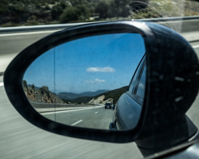 Λαμία: Συνελήφθη να οδηγεί χωρίς δίπλωμα για 6η φορά, στο δικαστήριο συνέλαβαν και τον πατέρα του