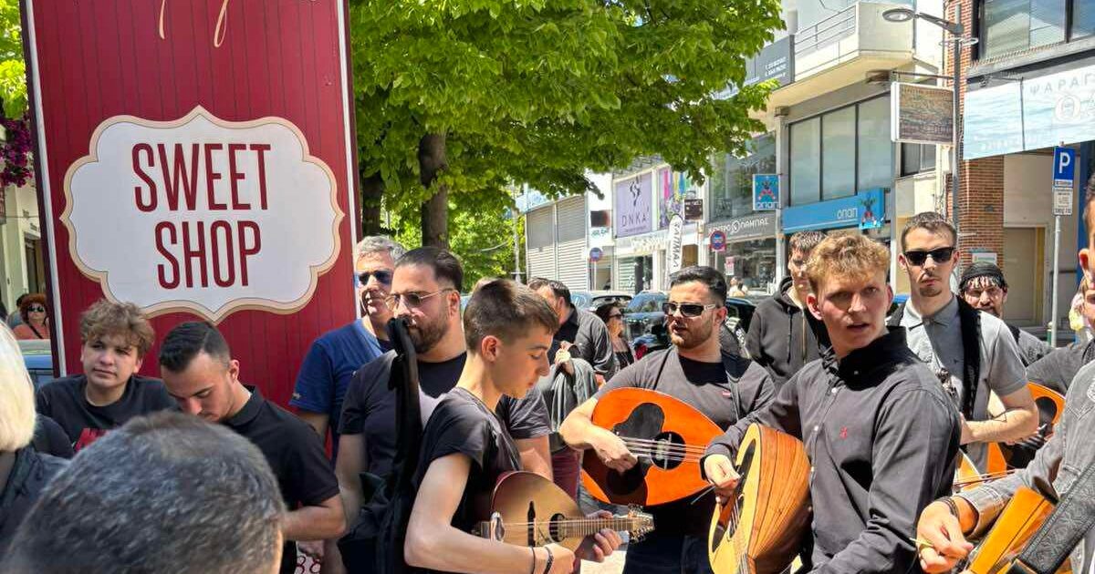 OFI: Cretan feast in Marousi with lyres, mantinades and baking