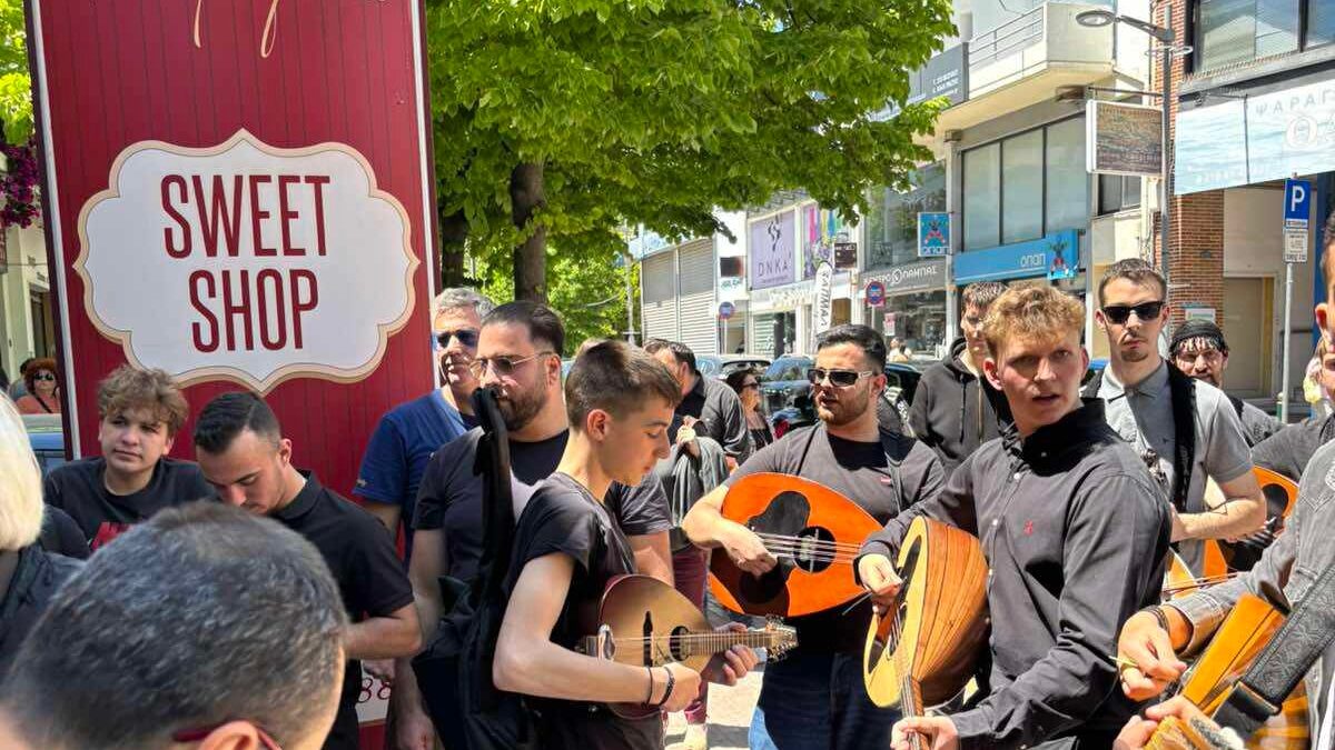 ΟΦΗ: Κρητικό γλέντι στο Μαρούσι με λύρες, μαντινάδες και ψήσιμο