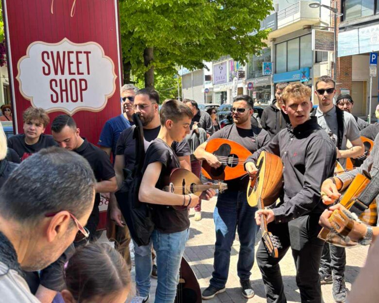 ΟΦΗ: Κρητικό γλέντι στο Μαρούσι με λύρες, μαντινάδες και ψήσιμο