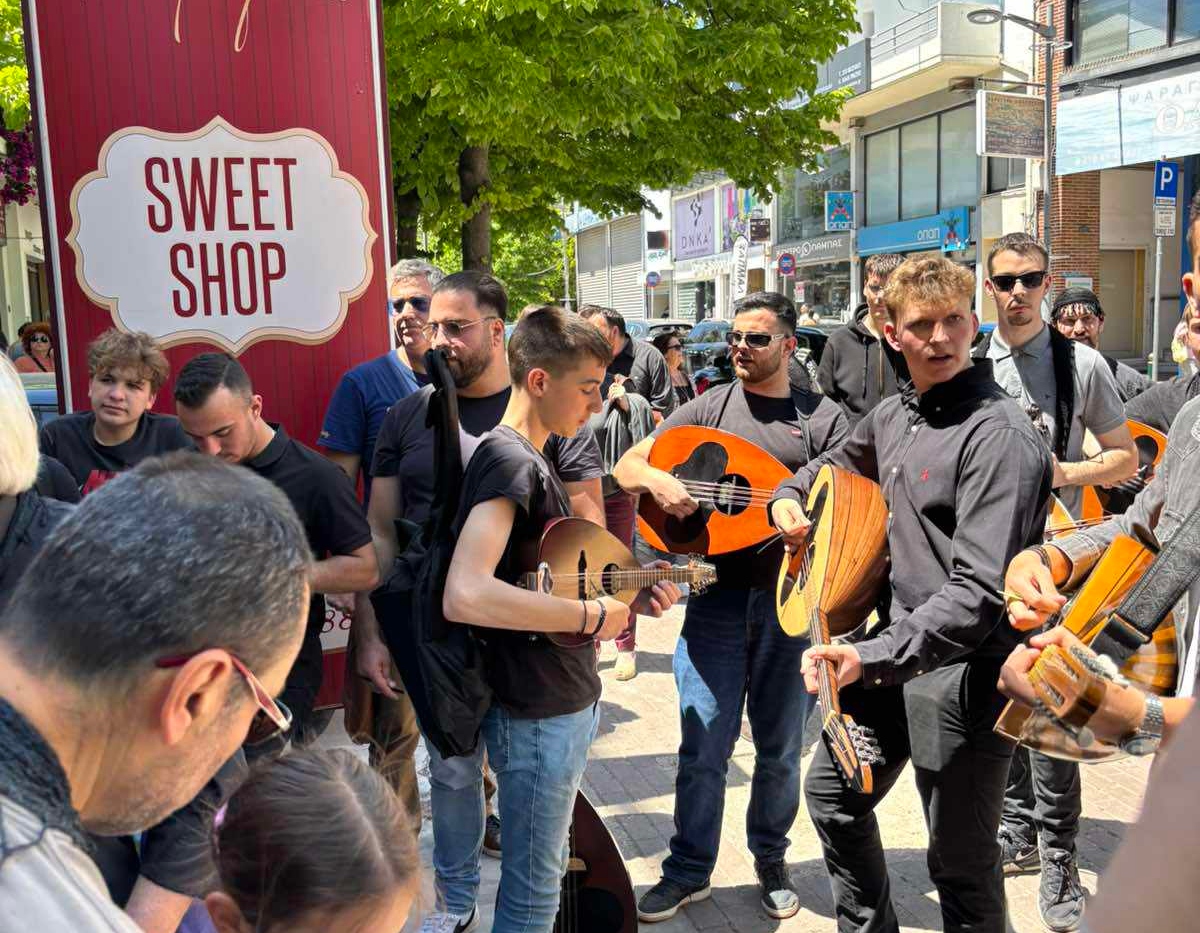 ΟΦΗ: Κρητικό γλέντι στο Μαρούσι με λύρες, μαντινάδες και ψήσιμο