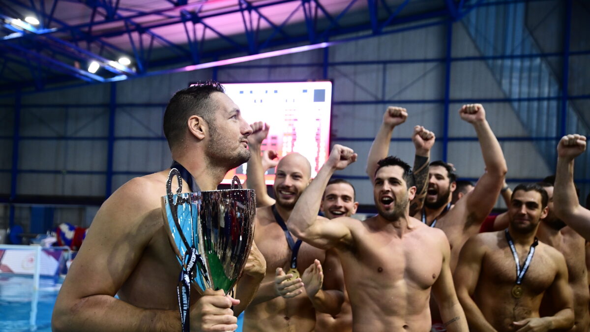 Οι παίκτες του Ολυμπιακού πανηγυρίζουν