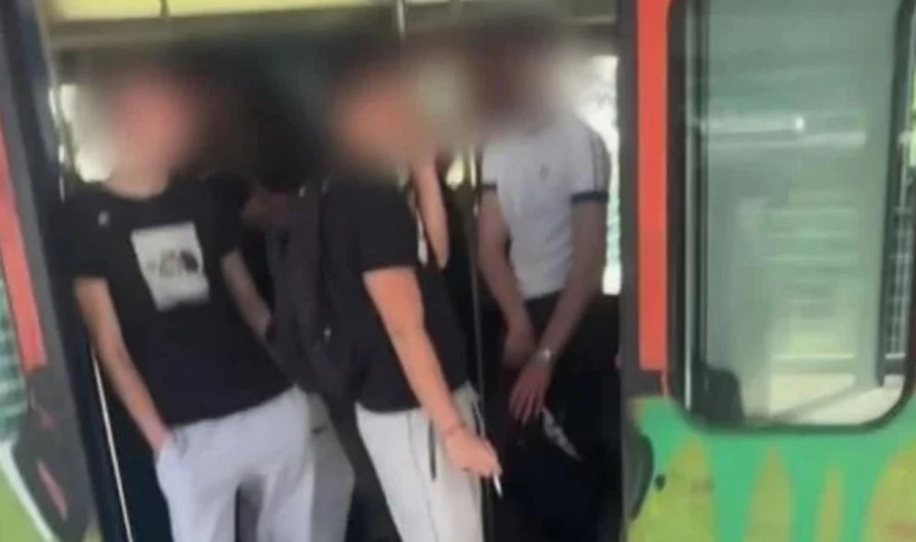 Οι τρεις νεαροί που επιτέθηκαν σε queer άτομο