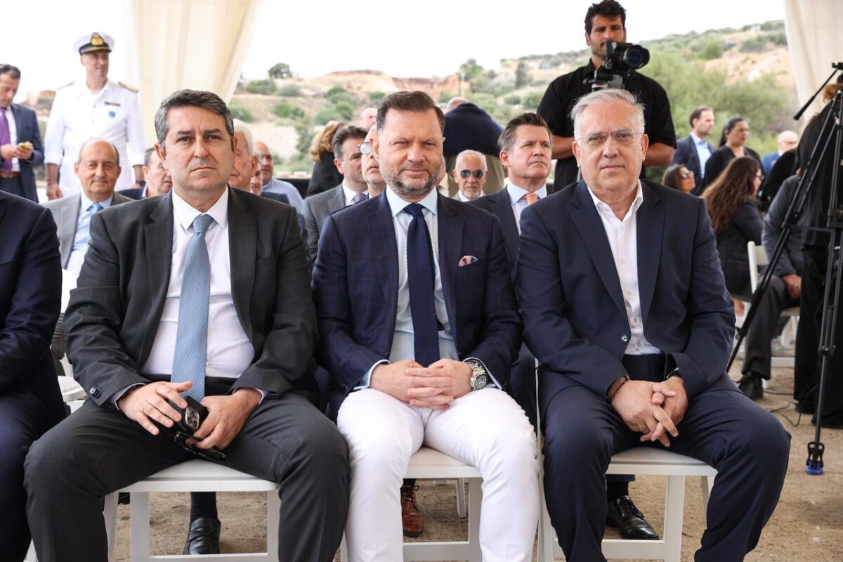 Ο Τάκης Θεοδωρικάκος με τον Πάνο Ξενόκωστα σε εκδήλωση του ομίλου ONEX στα Ναυπηγεία Ελευσίνας