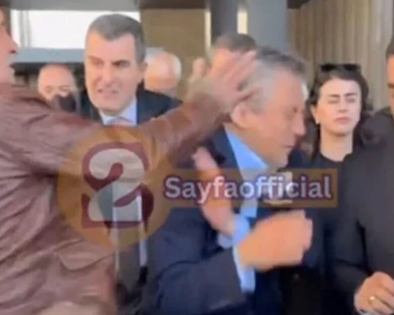 Κωνσταντινούπολη: Χτύπησαν στο κεφάλι τον προέδρο του CHP, Οζγκιούρ Οζέλ – Βίντεο από την επίθεση