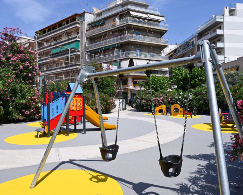 Πάτρα: Ηλικιωμένος απείλησε παιδιά σε παιδική χαρά με καραμπίνα – Βρέθηκε μίνι οπλοστάσιο στο σπίτι του