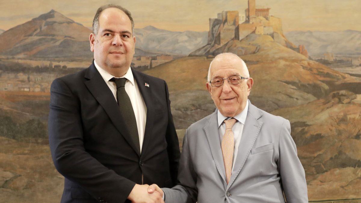 Ο πρόεδρος της Βουλής Νικήτας Κακλαμάνης με τον πρέσβη της Παλαιστινιακής Αρχής Yussef Dorkhom