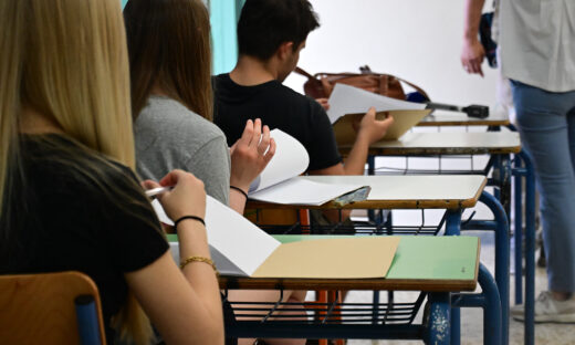Στιγμιότυπο από ΕΠΑΛ της Αθήνας, Πέμπτη 30 Μαΐου 2023. Έναρξη των πανελλαδικών εξετάσεων με τους υποψηφίους των επαγγελματικών λυκείων (ΕΠΑΛ), οι οποίοι διαγωνίστηκαν στο μάθημα των Νέων Ελληνικών. (ΚΩΣΤΑΣ ΤΖΟΥΜΑΣ/EUROKINISSI)