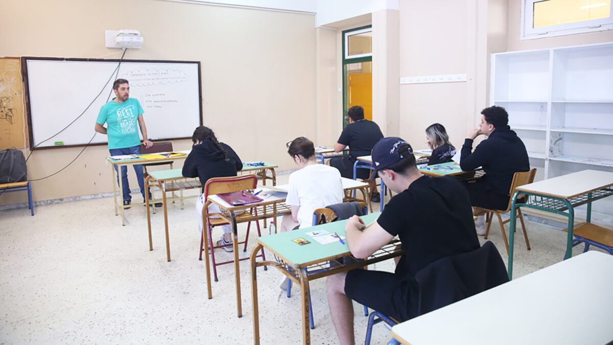 Μαθητές διαγωνίζονται στις Πανελλαδικές Εξετάσεις σε λύκειο, Θρακομακεδόνες, Παρασκευή 30 Μαΐου 2025. Με την εξέταση του μαθήματος της Νεοελληνικής Γλώσσας και Λογοτεχνίας αρχίζουν σήμερα οι Πανελλαδικές Εξετάσεις για τους υποψηφίους των Γενικών Λυκείων, που διεκδικούν μία από τις 68.788 θέσεις της Τριτοβάθμιας Εκπαίδευσης για το ερχόμενο ακαδημαϊκό έτος, 2025-26. Η εξέταση έχει οριστεί να αρχίσει στις 08:30 και έτσι, οι υποψήφιοι θα πρέπει να έχουν προσέλθει στις αίθουσες εξέτασης μέχρι τις 08:00. Η διάρκεια εξέτασης είναι τρεις (3) ώρες. Για τους υποψήφιους των ΕΠΑΛ, οι Πανελλαδικές Εξετάσεις θα αρχίσουν στις 31 Μαΐου με το μάθημα των Νέων Ελληνικών. ΑΠΕ-ΜΠΕ/ΑΠΕ-ΜΠΕ-POOL/ΑΛΕΞΑΝΔΡΟΣ ΒΛΑΧΟΣ