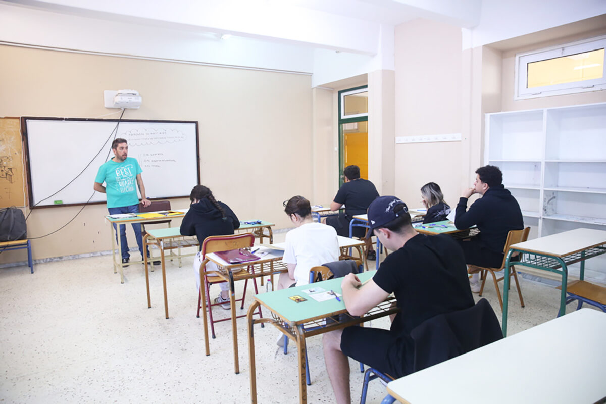 Μαθητές διαγωνίζονται στις Πανελλαδικές Εξετάσεις σε λύκειο, Θρακομακεδόνες, Παρασκευή 30 Μαΐου 2025. Με την εξέταση του μαθήματος της Νεοελληνικής Γλώσσας και Λογοτεχνίας αρχίζουν σήμερα οι Πανελλαδικές Εξετάσεις για τους υποψηφίους των Γενικών Λυκείων, που διεκδικούν μία από τις 68.788 θέσεις της Τριτοβάθμιας Εκπαίδευσης για το ερχόμενο ακαδημαϊκό έτος, 2025-26. Η εξέταση έχει οριστεί να αρχίσει στις 08:30 και έτσι, οι υποψήφιοι θα πρέπει να έχουν προσέλθει στις αίθουσες εξέτασης μέχρι τις 08:00. Η διάρκεια εξέτασης είναι τρεις (3) ώρες. Για τους υποψήφιους των ΕΠΑΛ, οι Πανελλαδικές Εξετάσεις θα αρχίσουν στις 31 Μαΐου με το μάθημα των Νέων Ελληνικών. ΑΠΕ-ΜΠΕ/ΑΠΕ-ΜΠΕ-POOL/ΑΛΕΞΑΝΔΡΟΣ ΒΛΑΧΟΣ