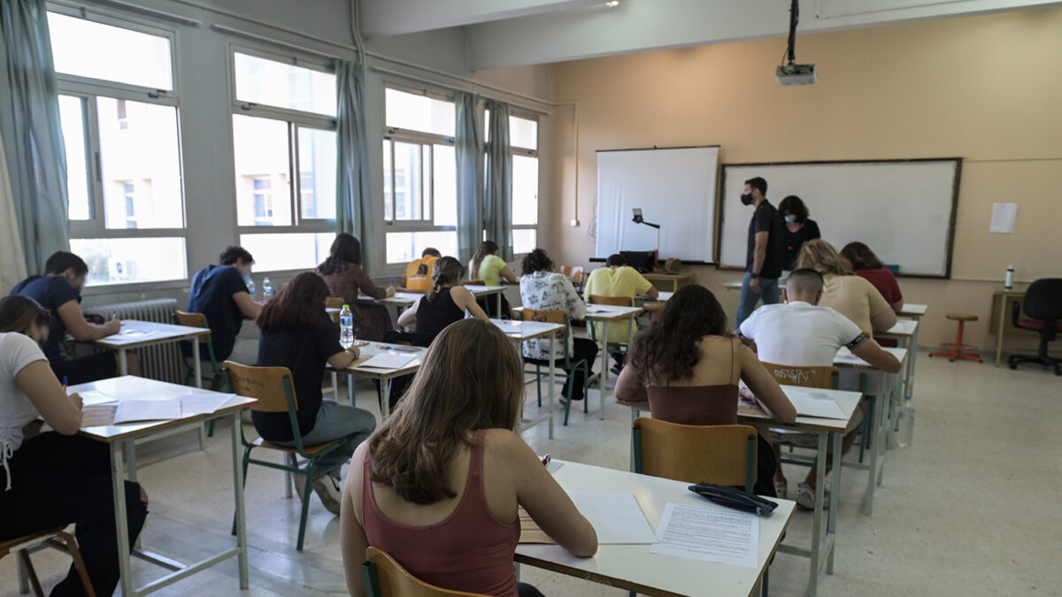 Στιγμιότυπο από το 3ο Γενικό Λύκειο Αμαρουσίου, Παρασκευή 3 Ιουνίου 2022. Έναρξη των Πανελλαδικών Εξετάσεων με τους υποψηφίους των Γενικών Λυκείων(ΓΕΛ), οι οποίοι διαγωνίστηκαν στο μάθημα της Νεοελληνικής Γλώσσας και Λογοτεχνίας. (ΜΙΧΑΛΗΣ ΚΑΡΑΓΙΑΝΝΗΣ/EUROKINISSI)