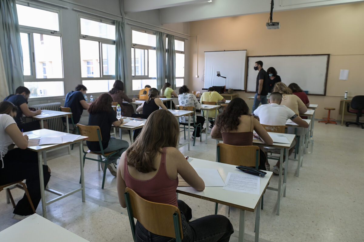 Στιγμιότυπο από το 3ο Γενικό Λύκειο Αμαρουσίου, Παρασκευή 3 Ιουνίου 2022. Έναρξη των Πανελλαδικών Εξετάσεων με τους υποψηφίους των Γενικών Λυκείων(ΓΕΛ), οι οποίοι διαγωνίστηκαν στο μάθημα της Νεοελληνικής Γλώσσας και Λογοτεχνίας. (ΜΙΧΑΛΗΣ ΚΑΡΑΓΙΑΝΝΗΣ/EUROKINISSI)