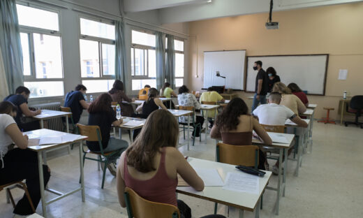 Στιγμιότυπο από το 3ο Γενικό Λύκειο Αμαρουσίου, Παρασκευή 3 Ιουνίου 2022. Έναρξη των Πανελλαδικών Εξετάσεων με τους υποψηφίους των Γενικών Λυκείων(ΓΕΛ), οι οποίοι διαγωνίστηκαν στο μάθημα της Νεοελληνικής Γλώσσας και Λογοτεχνίας. (ΜΙΧΑΛΗΣ ΚΑΡΑΓΙΑΝΝΗΣ/EUROKINISSI)