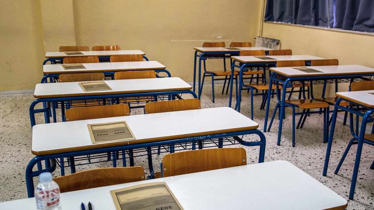 Στιγμιότυπο από γενικό Λύκειο του Πύργου Ηλείας, Παρασκευή 30 Μαΐου 2025. Έναρξη των πανελλαδικών εξετάσεων με τους υποψηφίους των Γενικών Λυκείων (ΓΕΛ), να διαγωνίζονται στο μάθημα της Νεοελληνικής Γλώσσας και Λογοτεχνίας (Γενικής Παιδείας). (ΓΙΑΝΝΗΣ ΣΠΥΡΟΥΝΗΣ/ILIALIVE.GR/EUROKINISSI)