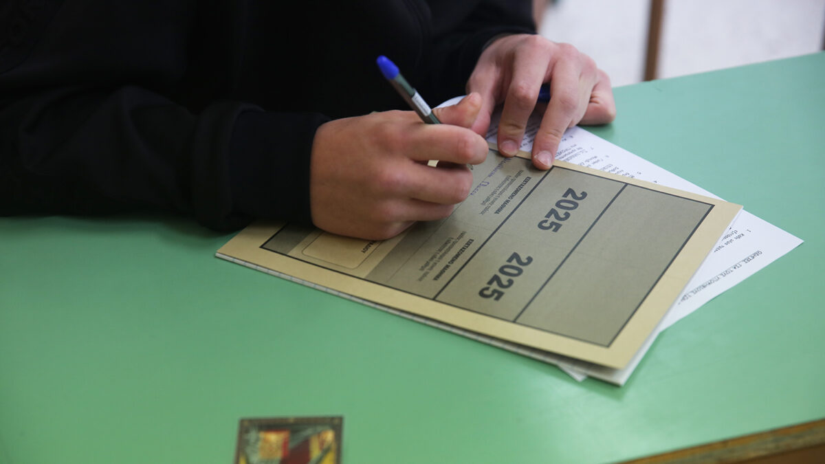 Μαθητές διαγωνίζονται στις Πανελλαδικές Εξετάσεις σε λύκειο, Θρακομακεδόνες, Παρασκευή 30 Μαΐου 2025. Με την εξέταση του μαθήματος της Νεοελληνικής Γλώσσας και Λογοτεχνίας αρχίζουν σήμερα οι Πανελλαδικές Εξετάσεις για τους υποψηφίους των Γενικών Λυκείων, που διεκδικούν μία από τις 68.788 θέσεις της Τριτοβάθμιας Εκπαίδευσης για το ερχόμενο ακαδημαϊκό έτος, 2025-26. Η εξέταση έχει οριστεί να αρχίσει στις 08:30 και έτσι, οι υποψήφιοι θα πρέπει να έχουν προσέλθει στις αίθουσες εξέτασης μέχρι τις 08:00. Η διάρκεια εξέτασης είναι τρεις (3) ώρες. Για τους υποψήφιους των ΕΠΑΛ, οι Πανελλαδικές Εξετάσεις θα αρχίσουν στις 31 Μαΐου με το μάθημα των Νέων Ελληνικών.