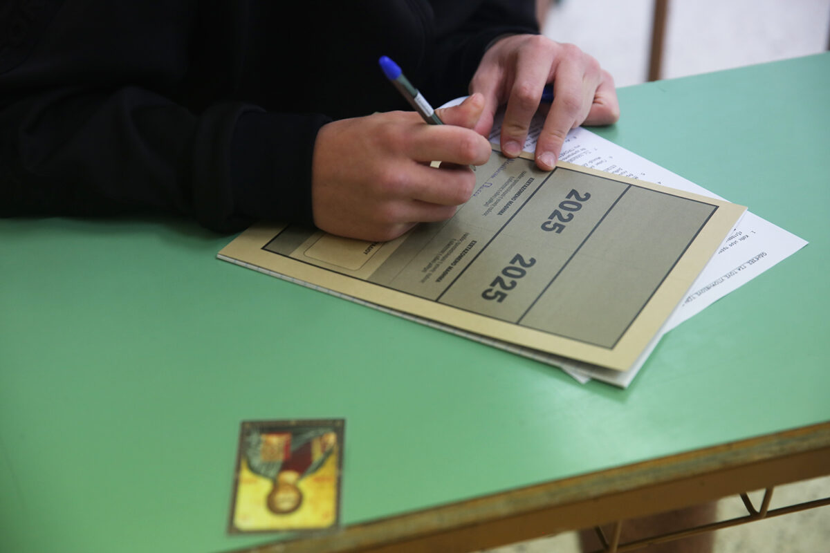 Μαθητές διαγωνίζονται στις Πανελλαδικές Εξετάσεις σε λύκειο, Θρακομακεδόνες, Παρασκευή 30 Μαΐου 2025. Με την εξέταση του μαθήματος της Νεοελληνικής Γλώσσας και Λογοτεχνίας αρχίζουν σήμερα οι Πανελλαδικές Εξετάσεις για τους υποψηφίους των Γενικών Λυκείων, που διεκδικούν μία από τις 68.788 θέσεις της Τριτοβάθμιας Εκπαίδευσης για το ερχόμενο ακαδημαϊκό έτος, 2025-26. Η εξέταση έχει οριστεί να αρχίσει στις 08:30 και έτσι, οι υποψήφιοι θα πρέπει να έχουν προσέλθει στις αίθουσες εξέτασης μέχρι τις 08:00. Η διάρκεια εξέτασης είναι τρεις (3) ώρες. Για τους υποψήφιους των ΕΠΑΛ, οι Πανελλαδικές Εξετάσεις θα αρχίσουν στις 31 Μαΐου με το μάθημα των Νέων Ελληνικών.