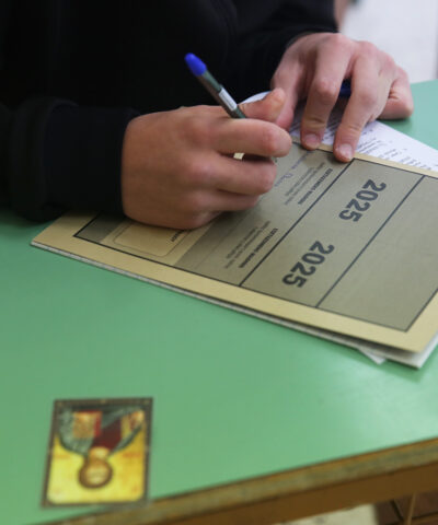 Μαθητές διαγωνίζονται στις Πανελλαδικές Εξετάσεις σε λύκειο, Θρακομακεδόνες, Παρασκευή 30 Μαΐου 2025. Με την εξέταση του μαθήματος της Νεοελληνικής Γλώσσας και Λογοτεχνίας αρχίζουν σήμερα οι Πανελλαδικές Εξετάσεις για τους υποψηφίους των Γενικών Λυκείων, που διεκδικούν μία από τις 68.788 θέσεις της Τριτοβάθμιας Εκπαίδευσης για το ερχόμενο ακαδημαϊκό έτος, 2025-26. Η εξέταση έχει οριστεί να αρχίσει στις 08:30 και έτσι, οι υποψήφιοι θα πρέπει να έχουν προσέλθει στις αίθουσες εξέτασης μέχρι τις 08:00. Η διάρκεια εξέτασης είναι τρεις (3) ώρες. Για τους υποψήφιους των ΕΠΑΛ, οι Πανελλαδικές Εξετάσεις θα αρχίσουν στις 31 Μαΐου με το μάθημα των Νέων Ελληνικών.