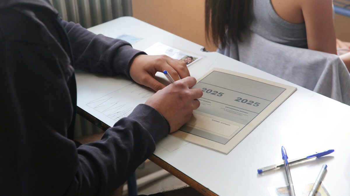 Μαθητές διαγωνίζονται στις Πανελλαδικές Εξετάσεις σε λύκειο, Θρακομακεδόνες, Παρασκευή 30 Μαΐου 2025. Με την εξέταση του μαθήματος της Νεοελληνικής Γλώσσας και Λογοτεχνίας αρχίζουν σήμερα οι Πανελλαδικές Εξετάσεις για τους υποψηφίους των Γενικών Λυκείων, που διεκδικούν μία από τις 68.788 θέσεις της Τριτοβάθμιας Εκπαίδευσης για το ερχόμενο ακαδημαϊκό έτος, 2025-26. Η εξέταση έχει οριστεί να αρχίσει στις 08:30 και έτσι, οι υποψήφιοι θα πρέπει να έχουν προσέλθει στις αίθουσες εξέτασης μέχρι τις 08:00. Η διάρκεια εξέτασης είναι τρεις (3) ώρες. Για τους υποψήφιους των ΕΠΑΛ, οι Πανελλαδικές Εξετάσεις θα αρχίσουν στις 31 Μαΐου με το μάθημα των Νέων Ελληνικών.