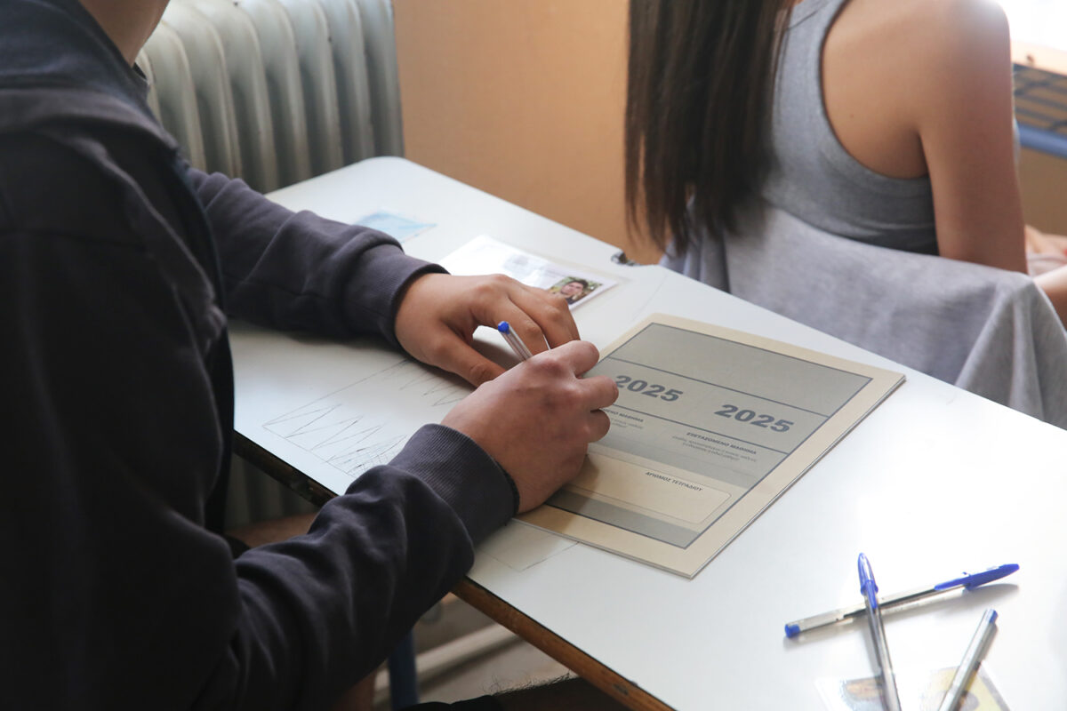 Μαθητές διαγωνίζονται στις Πανελλαδικές Εξετάσεις σε λύκειο, Θρακομακεδόνες, Παρασκευή 30 Μαΐου 2025. Με την εξέταση του μαθήματος της Νεοελληνικής Γλώσσας και Λογοτεχνίας αρχίζουν σήμερα οι Πανελλαδικές Εξετάσεις για τους υποψηφίους των Γενικών Λυκείων, που διεκδικούν μία από τις 68.788 θέσεις της Τριτοβάθμιας Εκπαίδευσης για το ερχόμενο ακαδημαϊκό έτος, 2025-26. Η εξέταση έχει οριστεί να αρχίσει στις 08:30 και έτσι, οι υποψήφιοι θα πρέπει να έχουν προσέλθει στις αίθουσες εξέτασης μέχρι τις 08:00. Η διάρκεια εξέτασης είναι τρεις (3) ώρες. Για τους υποψήφιους των ΕΠΑΛ, οι Πανελλαδικές Εξετάσεις θα αρχίσουν στις 31 Μαΐου με το μάθημα των Νέων Ελληνικών.