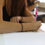 Μία κοπέλα γράφει πανελλήνιες εξετάσεις
