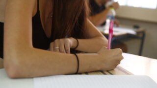Ένα κορίτσι δίνει πανελλήνιες εξετάσεις