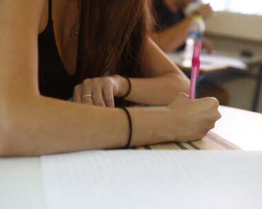 Ένα κορίτσι δίνει πανελλήνιες εξετάσεις