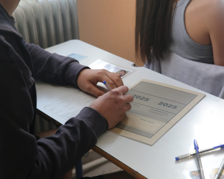 Πανελλήνιες 2025: Μη αναμενόμενο το θέμα της Νεοελληνικής Γλώσσας αλλά κοντά στις εμπειρίες των υποψηφίων – Οι αναλύσεις των ειδικών