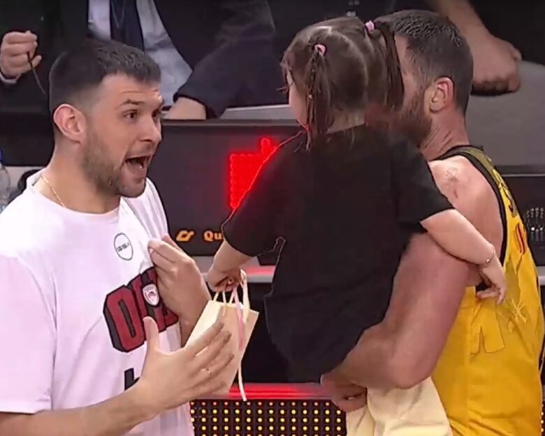 ΑΕΚ – Ολυμπιακός: Φοβερή στιγμή με τον Κώστα Παπανικολάου και την κόρη του Γάιου Σκορδίλη