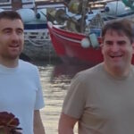 Ο Σωκράτης Παπασταθόπουλος έναν φίλο του στη Μύκονο