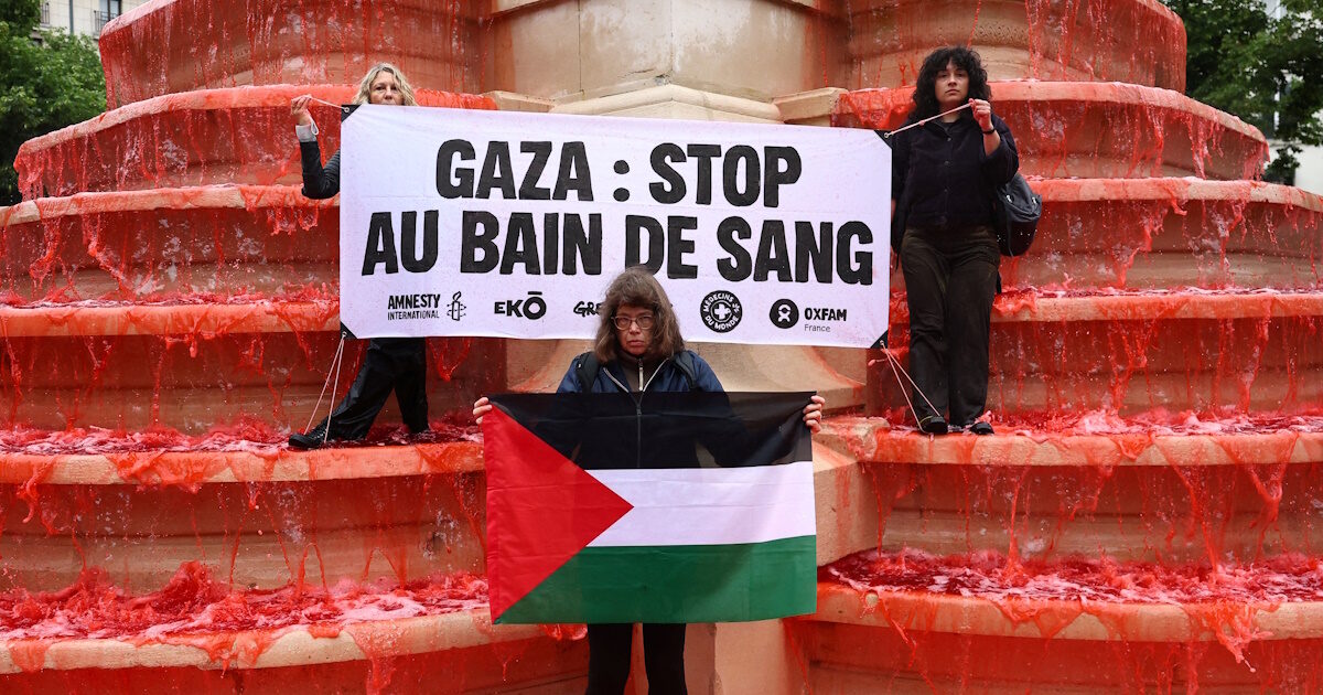 Paris: “Stop Blood Bath in Gaza” – Activists Paint Red Fountain Water to Protest