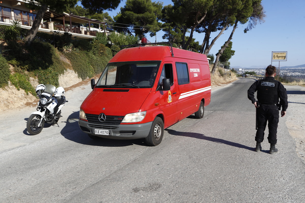 Ένα πυροσβεστικό όχημα στην Πάρνηθα