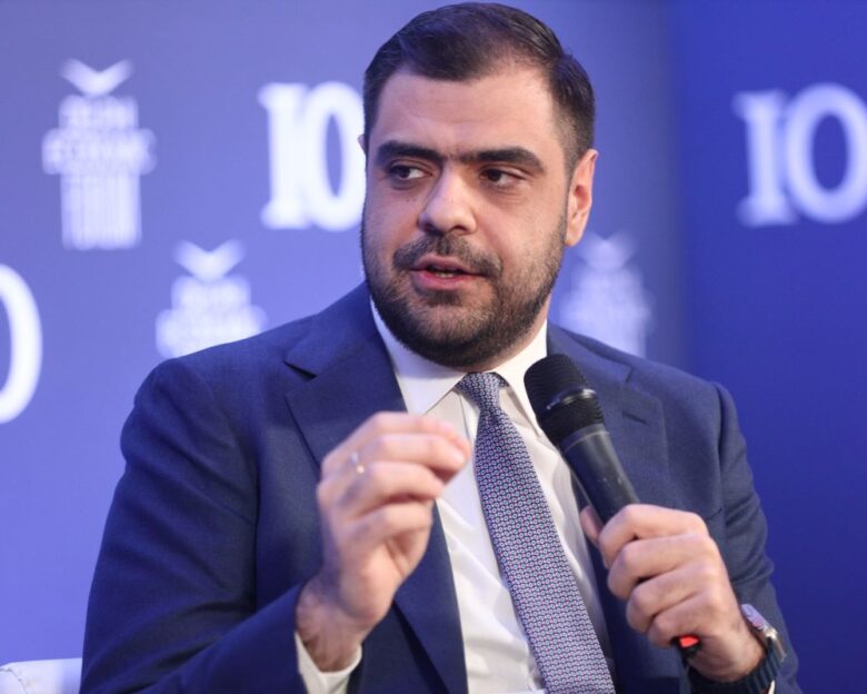Briefing Παύλου Μαρινάκη σε πολίτες: Οι εκλογές το 2027, το Final Four και το Whatsapp