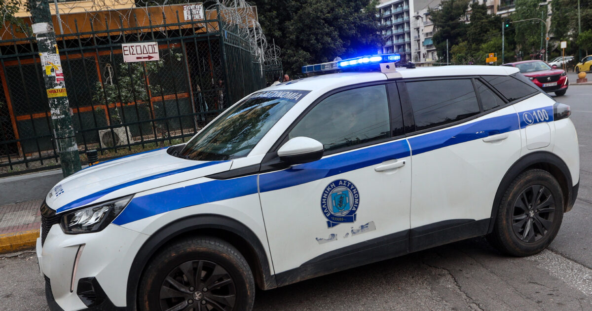 Car fell on bicycles on Poseidon Avenue – 4 wounded