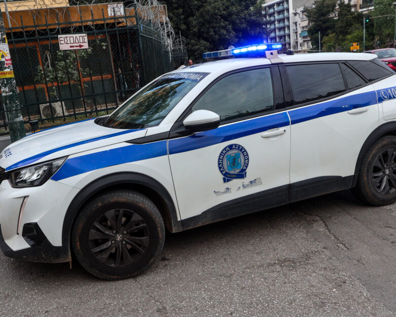 Αυτοκίνητο έπεσε πάνω σε ποδήλατα στη λεωφόρο Ποσειδώνος – 5 τραυματίες