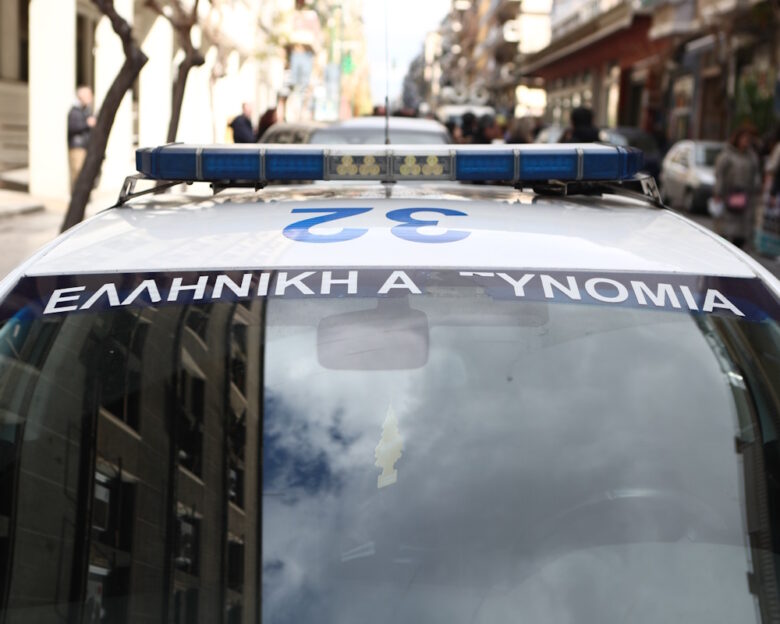 Γυναίκα σε αμόκ προκάλεσε ζημιές σε αυτοκίνητα και επιτέθηκε σε αστυνομικούς στο Ηράκλειο