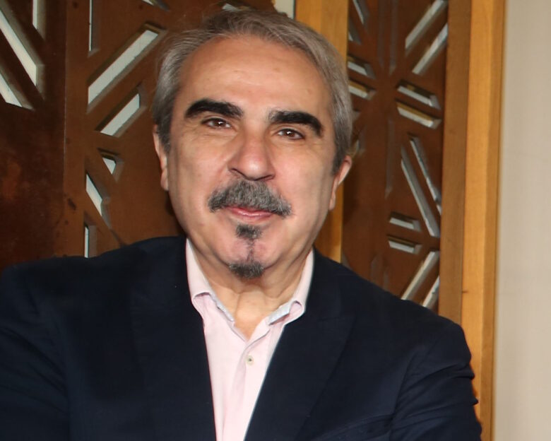 Βαγγέλης Περρής: Ο Νίκος Κοκλώνης στήνει ένα σκηνικό γύρω του να τον χειροκροτεί στην ανοησία