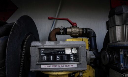 Μετρητής ροής καυσίμων σε βυτιοφόρο διανομής πετρελαίου για θέρμανση