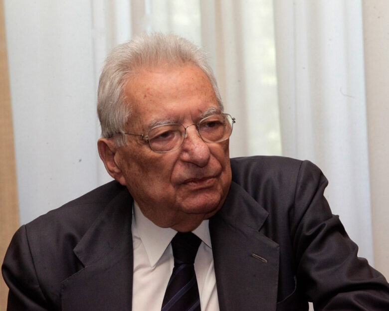 Πέτρος Μολυβιάτης: Ποιος ήταν ο εξ απορρήτων του Κωνσταντίνου Καραμανλή που έφυγε από τη ζωή