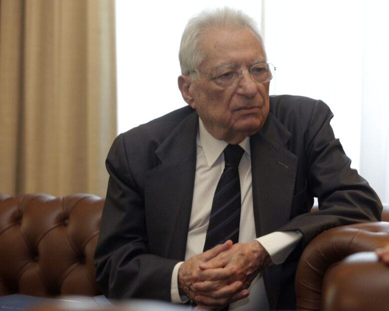Πέθανε ο Πέτρος Μολυβιάτης, ο πρώην υπουργός Εξωτερικών, σε ηλικία 97 ετών