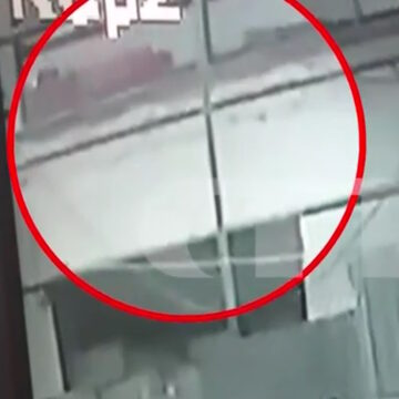 Φορτηγό πέφτει από γέφυρα