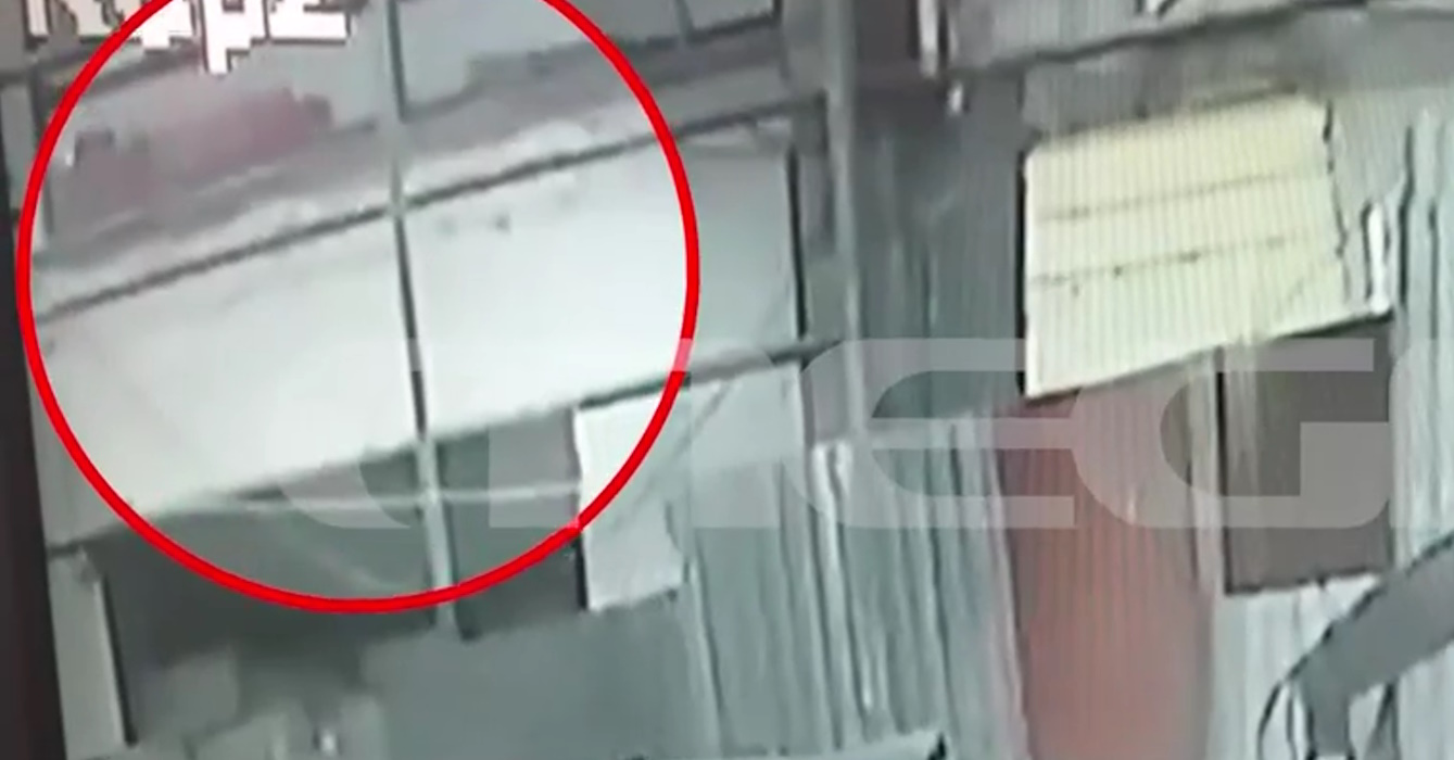 Φορτηγό πέφτει από γέφυρα