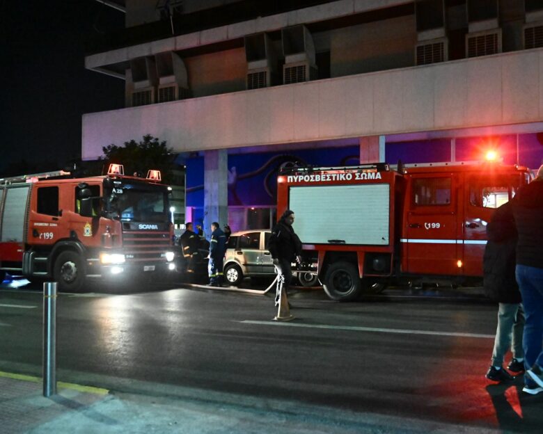Φωτιά σε δυο αυτοκίνητα στο Παγκράτι – Ισχυρές δυνάμεις στο σημείο