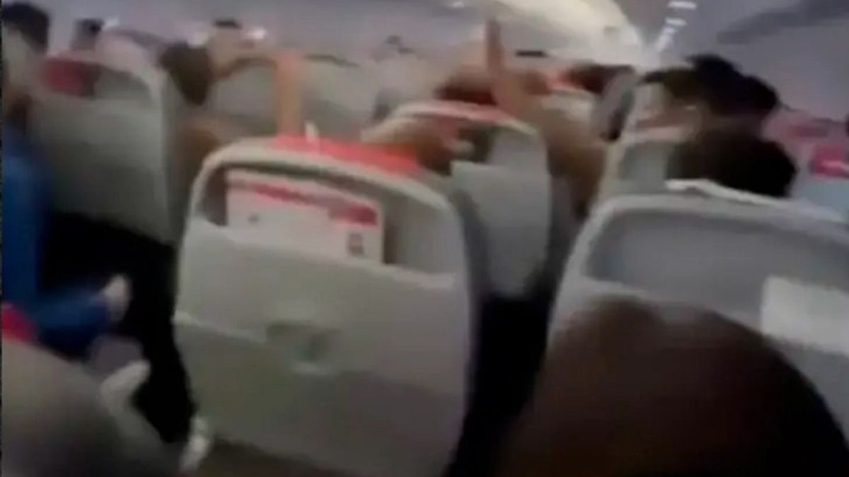 Έντρομοι επιβάτες μέσα στο αεροπλάνο που εγκλωβίστησε 10 λεπτά σε αμμοθύελλα - Φωτογραφία από βίνετο στο Instagram