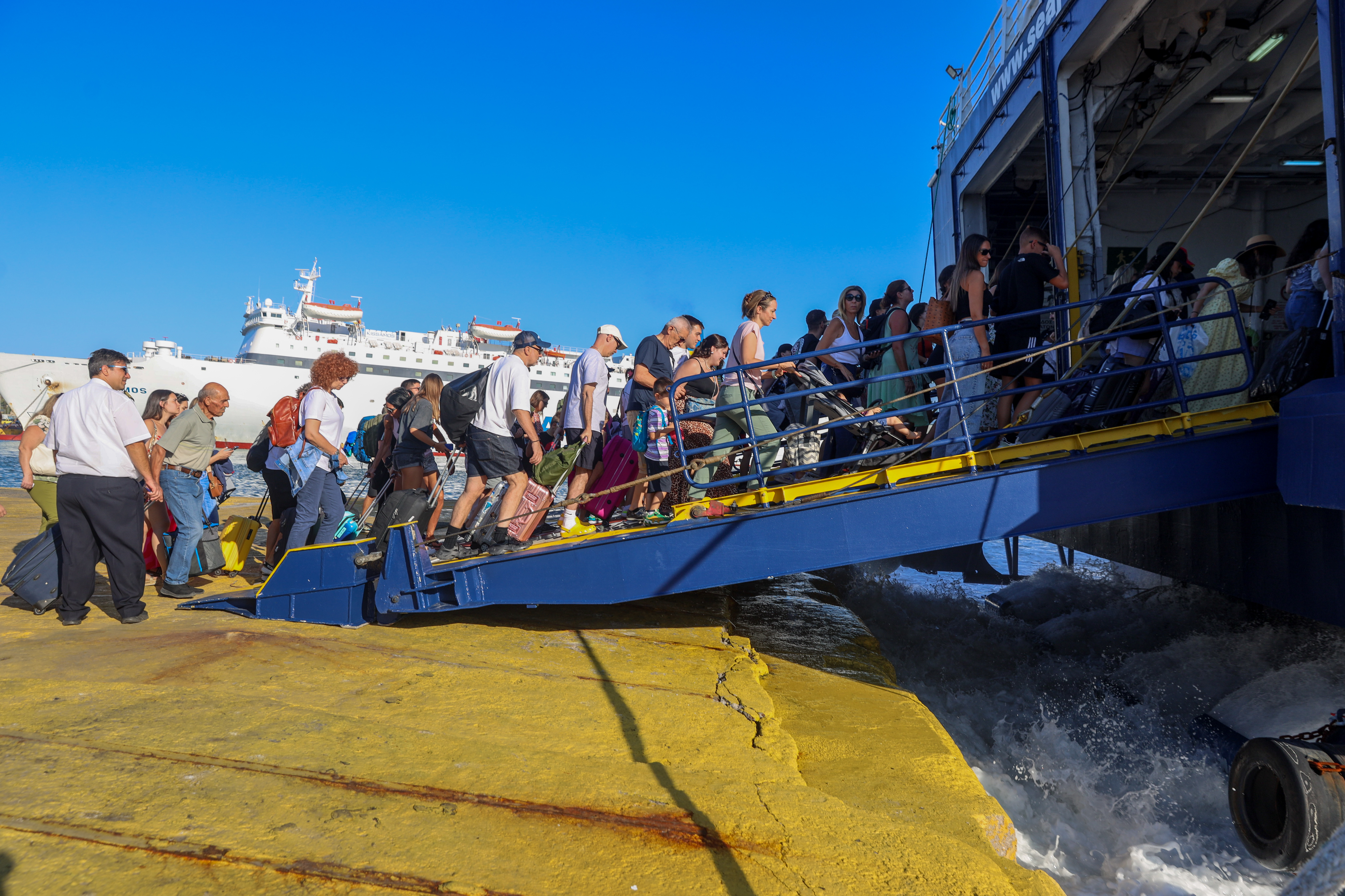 Ακτοπλοΐα: Πόσο μειώνουν τα εισιτήρια οι εταιρείες για τους αναπληρωτές εκπαιδευτικούς