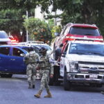 Αξιωματικοί φρουρούν κοντά σε όχημα που ενεπλάκη σε ανταλλαγή πυροβολισμών στη Βερακρούς